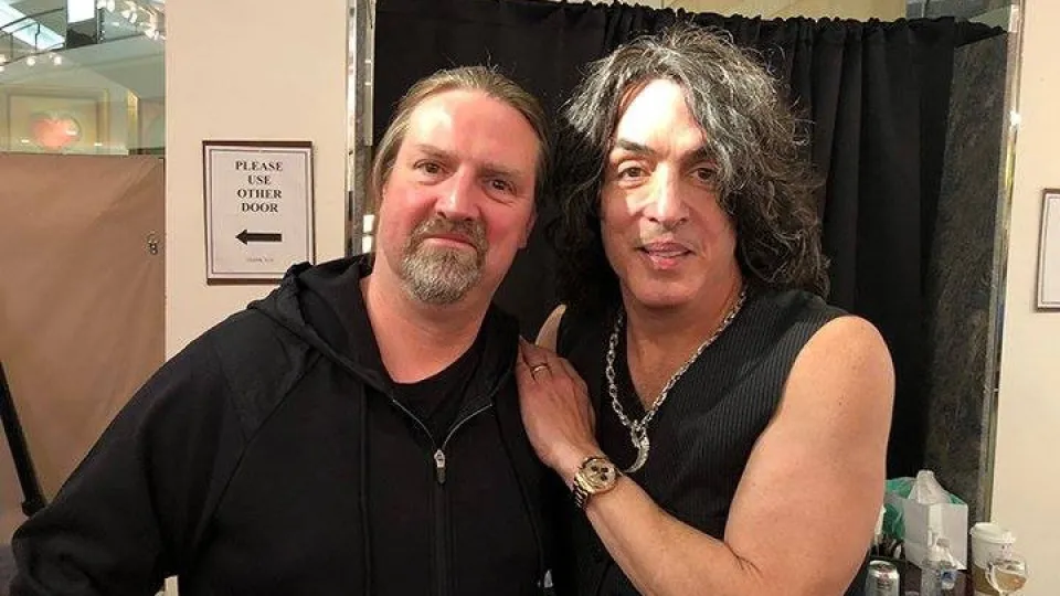 Guitarrista do KISS morre em trágico acidente de carro. Tinha 61 anos