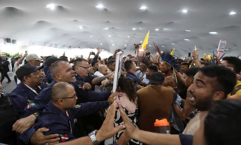 Manifestantes confrontam segurança para entrar em zona restrita Agência Brasil