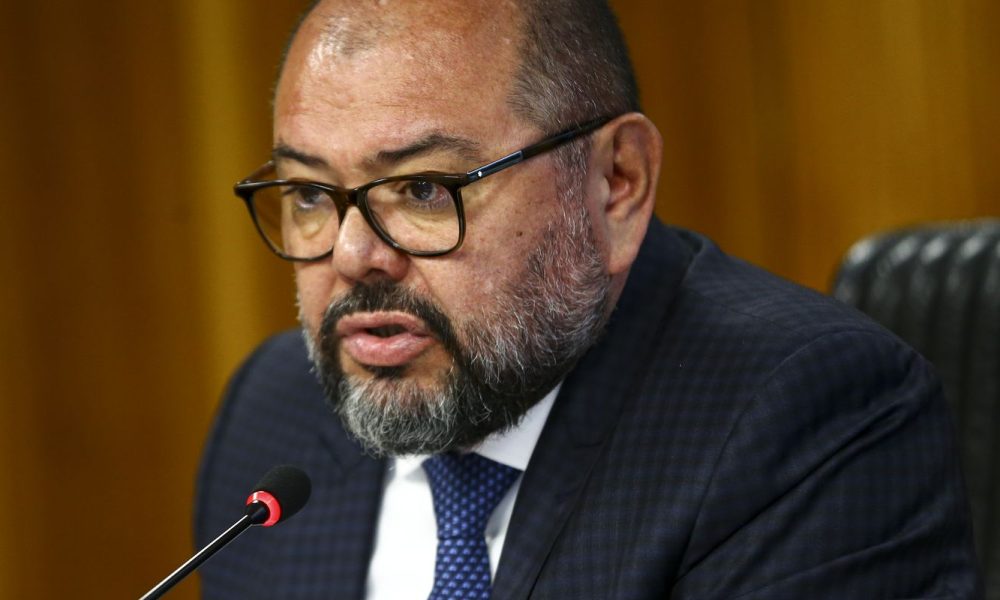 PF aponta ex-ministro de Bolsonaro como pilar institucional de desvios