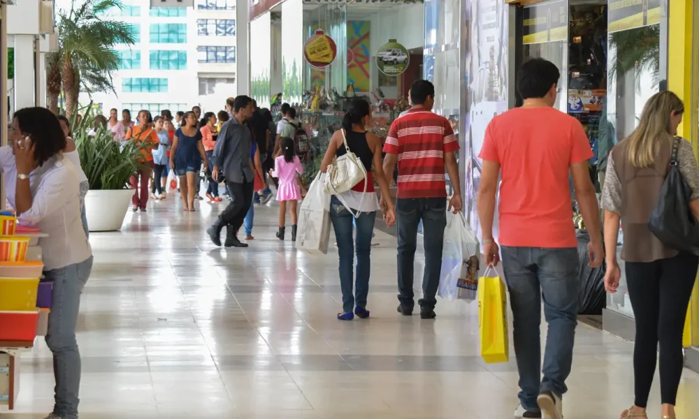 Vendas no comércio caem 0,3% em setembro; quinta queda em seis meses